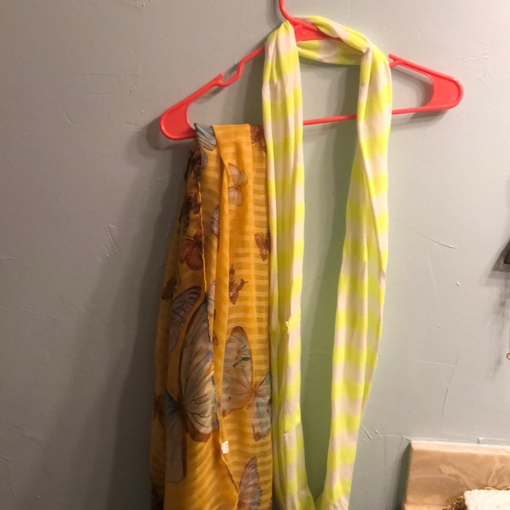 2 girls scarfs